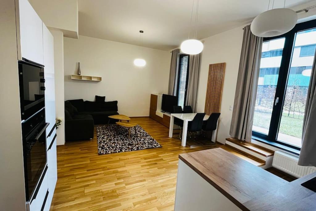 Apartment Holesovice, Garden, Garage Praga Esterno foto